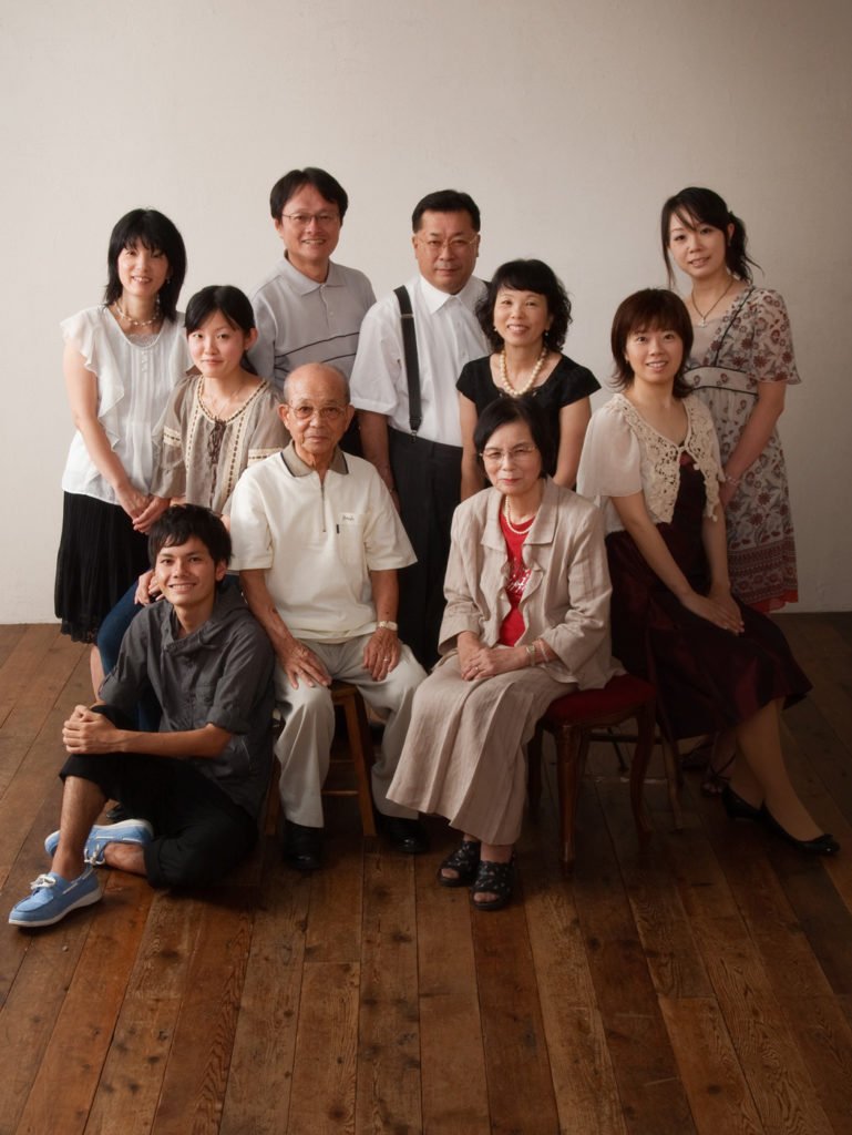 金婚式記念の夫婦を祝う大家族